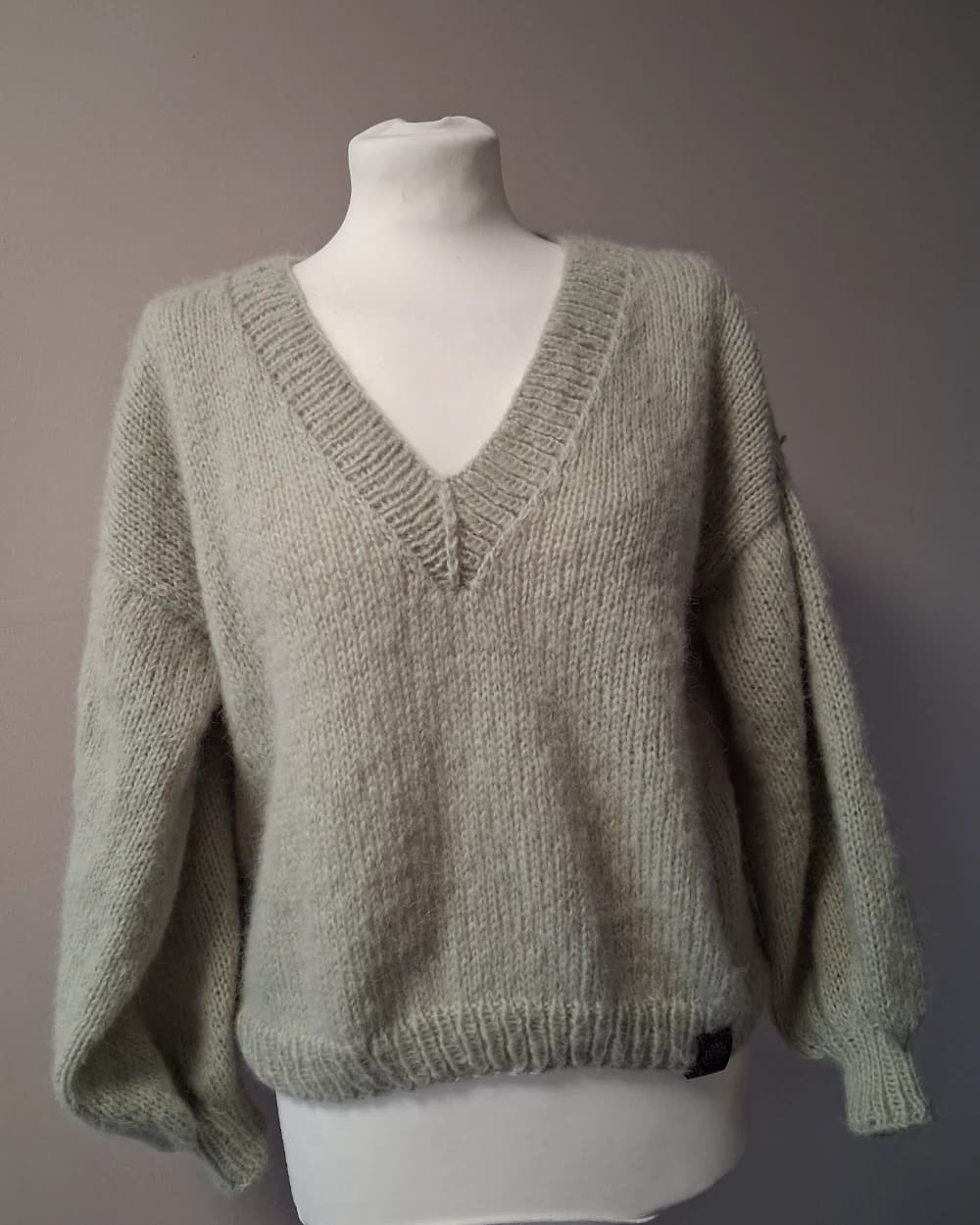 Sweter z dekoltem V